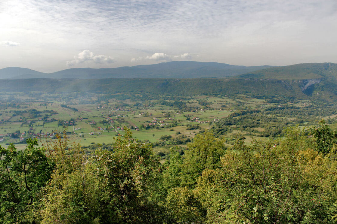 Pogled na Vrtoče u Drvarskoj kotlini. U pozadini, na horizontu vidi se planina Bobara.