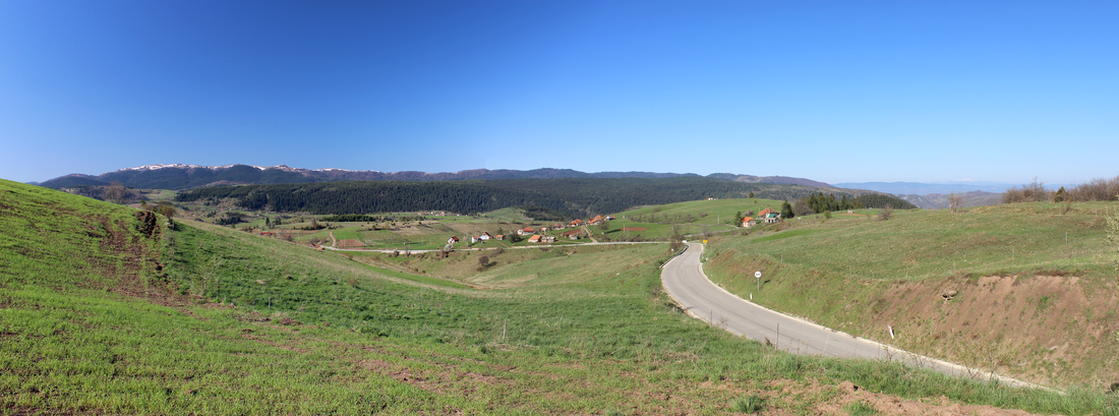 Jedan od zaselaka sela Aljinovići. Na horizontu je Jadovnik.