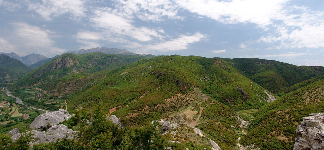Pogled s gradine Drishta na brdo Kodra e Cemit (401 m), koje razdvaja prijevoj Qafa Shpatit.