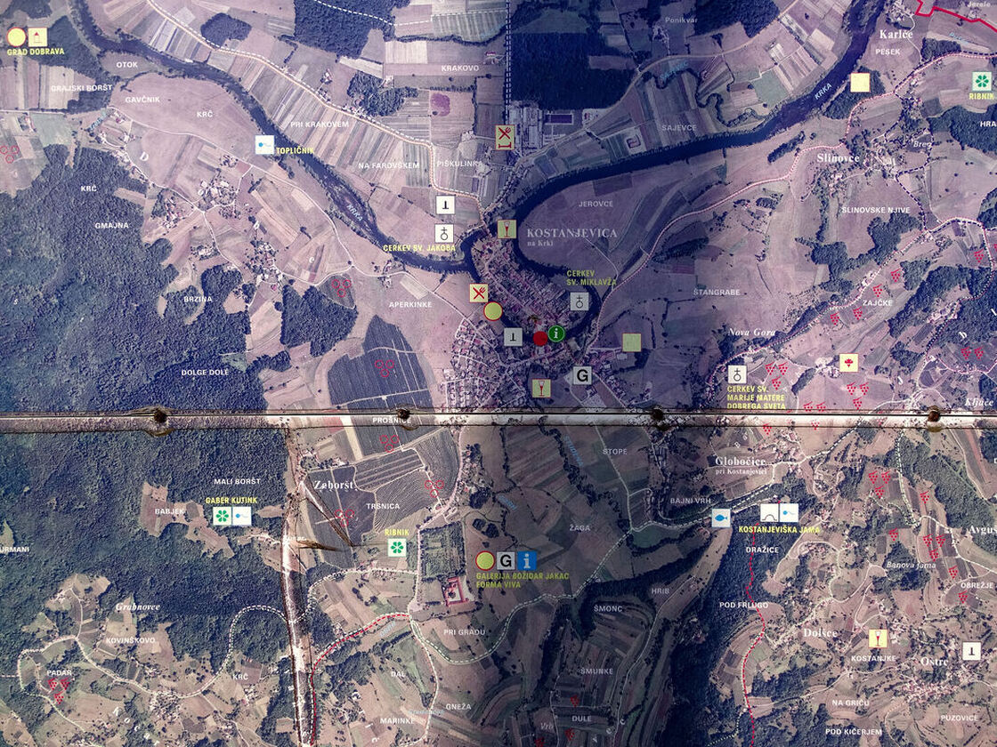 Karta znamenitosti u okolici Kostanjevice na Krki na informativnom panou postavljenom u središtu naselja