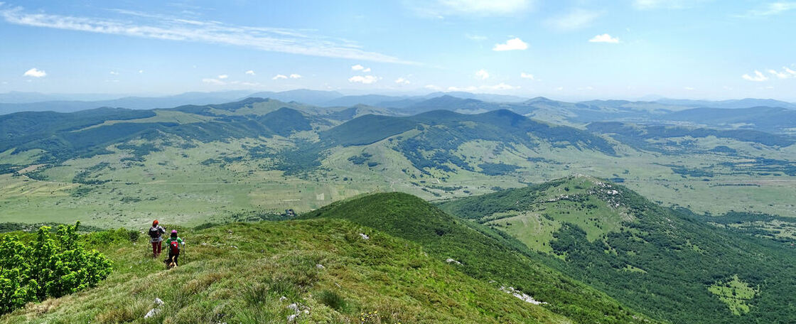 Pogled s grebena Krmena u smjeru juga, na gorske kose Mazinske planine (Gutešin vrh), Urljaja. Velikom Bukovniku, i dalje prema Poštaku.