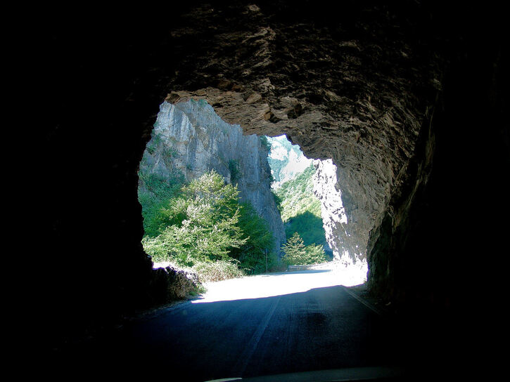 Tuneli na prometnici koja se probija kroz Rugovski klanac.