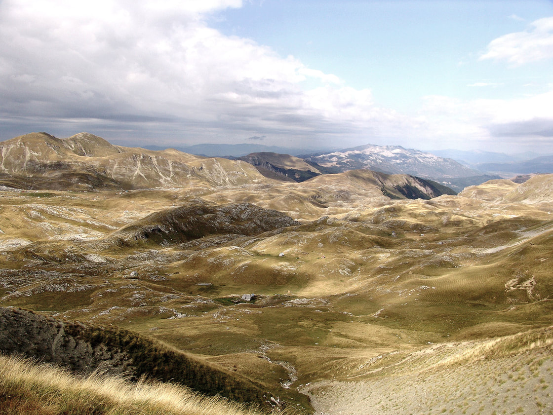 Kuće katuna Podzebalac - pogled s Velikog Zebalca U  sredini fotografije, iz uvale se izdiže uzvišenje Juškovića glavica (1808 m). U pozadini lijevo nalazi se vrh Trpezarija (2032 m) i njegov vienac koji se nastavlja vrhovima Parinoga (1892 m), Ostrvica (1836 m) i dr. Desno u pozadini je planina Vojnik.