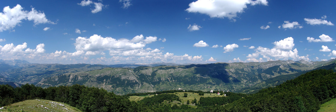 Dolina Bijele i Biovske strane Pogled s ceste Nikšić-Šavnik. Mali i Veliki Zebalac vide se na krajnjem jugoistočnom dijelu grebena Lole (na fotografiji krajnje desno).