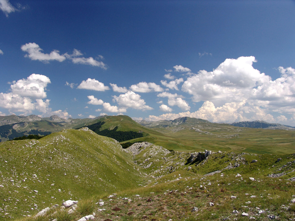 Pogled s Krnovske glavice na područje Lukavice i Moračke planine Greben Lole i gornji dio doline Bijele nalaze se u potpuno lijevo na fotografiji. Drugi greben (desno od Lole) je vijenac vrhova Kapa Moračka-Štit-Trpezarija. Slijedeći su Žurimi i Gackove grede i na kraju, prekriven šumom je Borovik. Ravno travnato područje desno je Krnovsko polje (Krnovo).