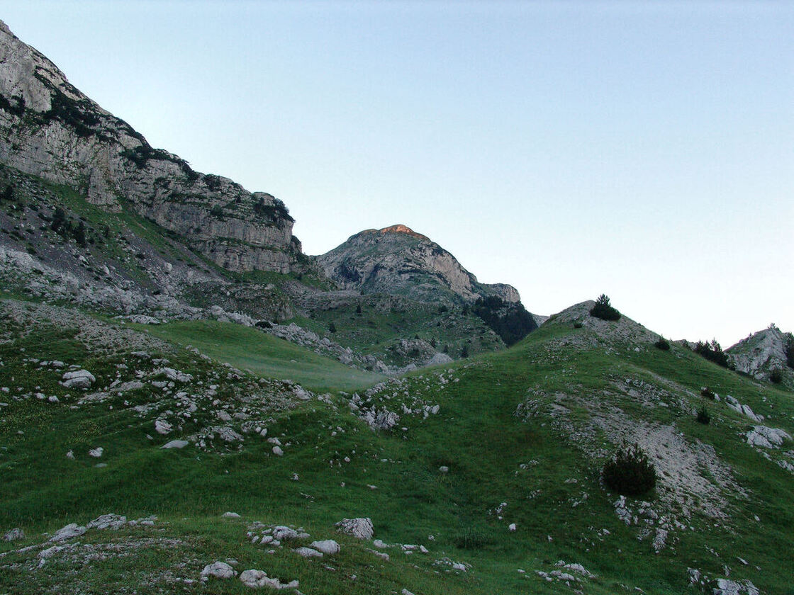Na padini Kantara. U pozadini jutarnje sunce obasjava jedan od vrhova (1845 m) Velikog brda.
