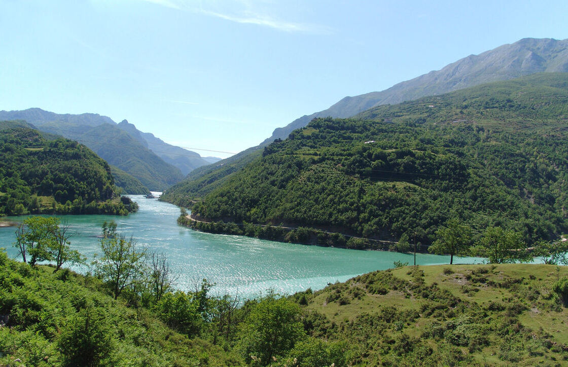 Potopljeno ušće rijeke Valbone u rijeku Drim (Drini), danas jezero Koman, južno od naselja Breg Lumi