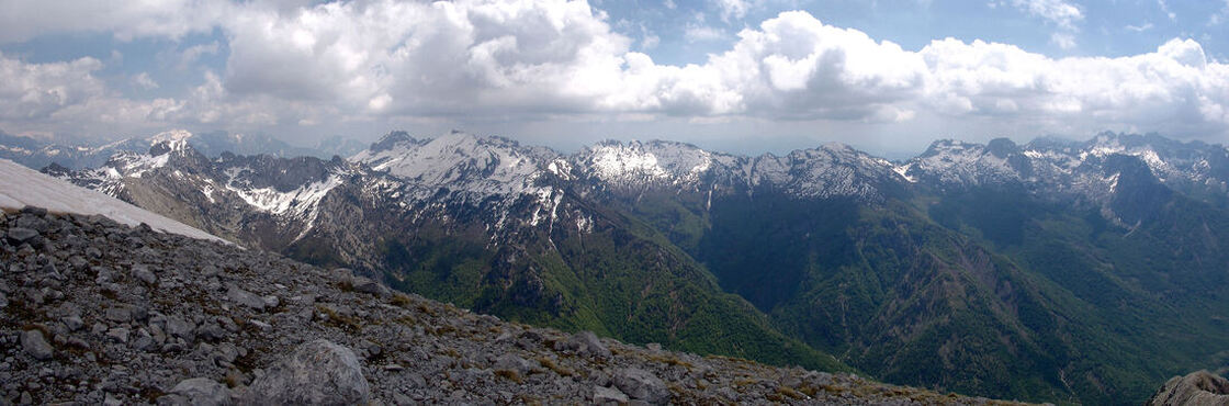 Panoramski pogled na sve vrhove grupe Troshanit, promatrane s vrha  Maja Raba e Ducajve