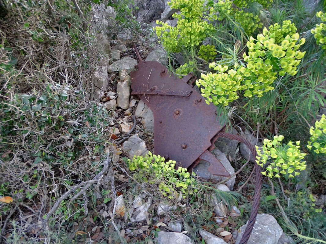 Uz stazu se vide ostaci teretne žičare koja je bila provedena do telekomunikacijskog objekta na samom vrhu Kamenjaka. 