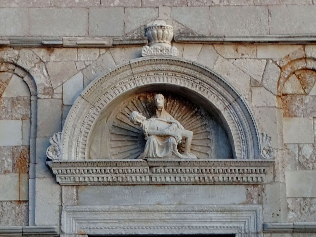 Pietà u luneti nad portalom rapske katedrale