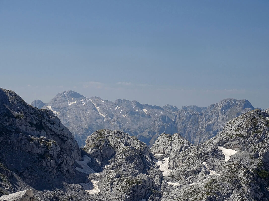 Maja Rrabes, najviši vrh na horizontu - pogled s uspona na vrh Radohimës