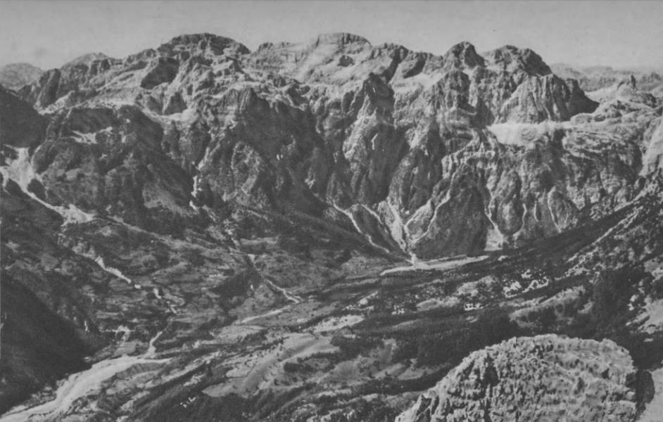 Vrhovi  grupe Radohimës s dolinom Thetha, arhivska fotografija. Izvorni opis fotografije: Gruppo Maja Thate (2543 m.), Radohines (2570 m.), Visens (2517 m.), con la Val Thethi - Versante est - Nord Albania