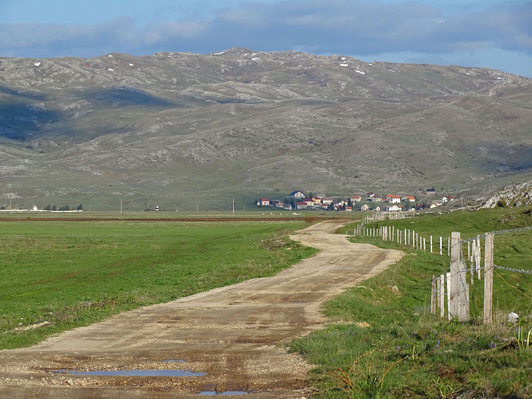 Selo Zvirnjača u Kosnom polju, podno planine Ljubuše