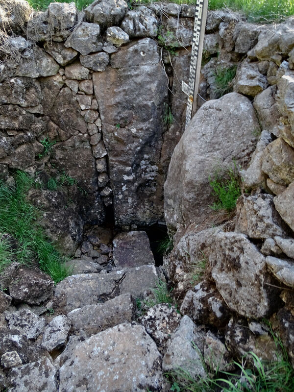 Obzidani zdenac na putu od naselja Ribnik prema pretpostavljenoj lokaciji Kosinjske tiskare