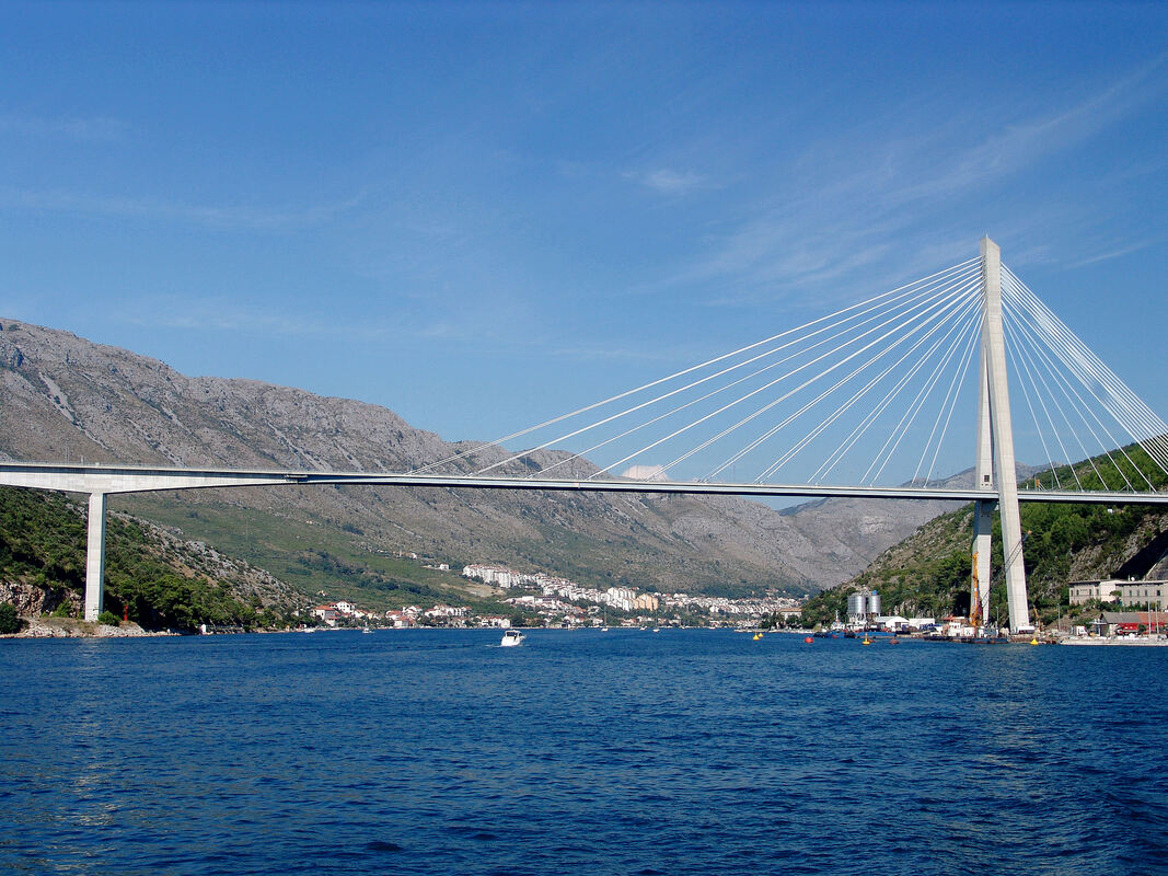 Most dr. Franja Tuđmana povezuje obale Rijeke dubrovačke od 2002. godine.