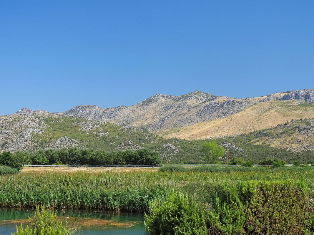 Rujnica; Pogled s obale rijeke Neretve u okolici Opuzena
