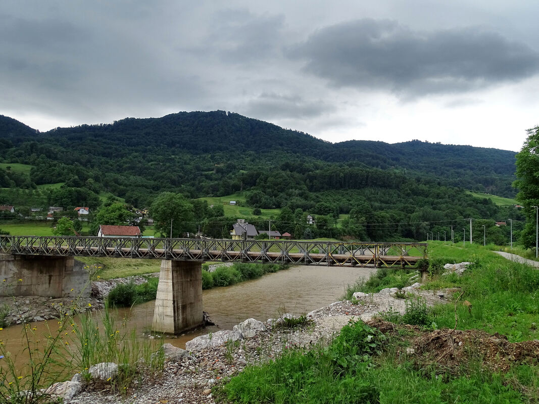 Brdo Bačkovac u pozadini. Most preko Drinjače u Šekovićima