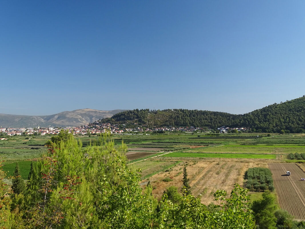 Pogled na greben Predolac i grad Metković, s ceste koja povezuje Metković i Dubravicu