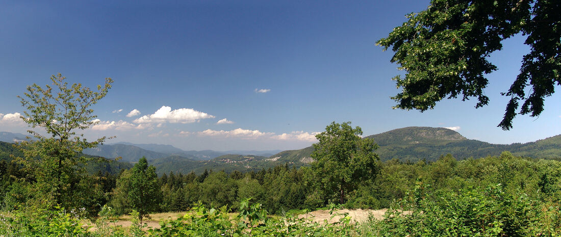 Skradski vrh (desno) i dolina rječice Iševnice u dubini