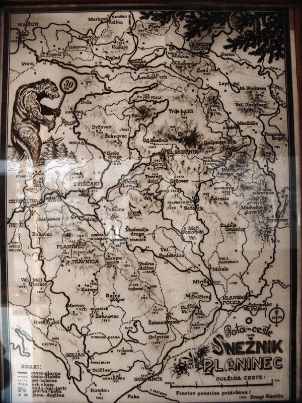 Karta snežničkog područja na informativnoj ploči uz cestu Ilirska Bistrica - Sviščaki