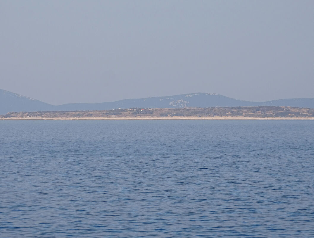 Naselje Male Srakane na istoimenom otoku; pogled na južnu obalu otoka