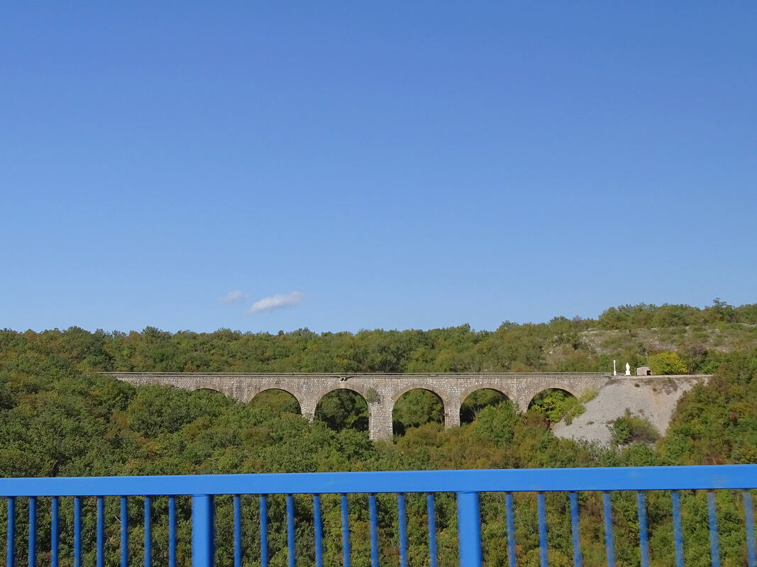 Kameni most na željezničkoj pruzi Split-Zagreb, kod Stare Straže