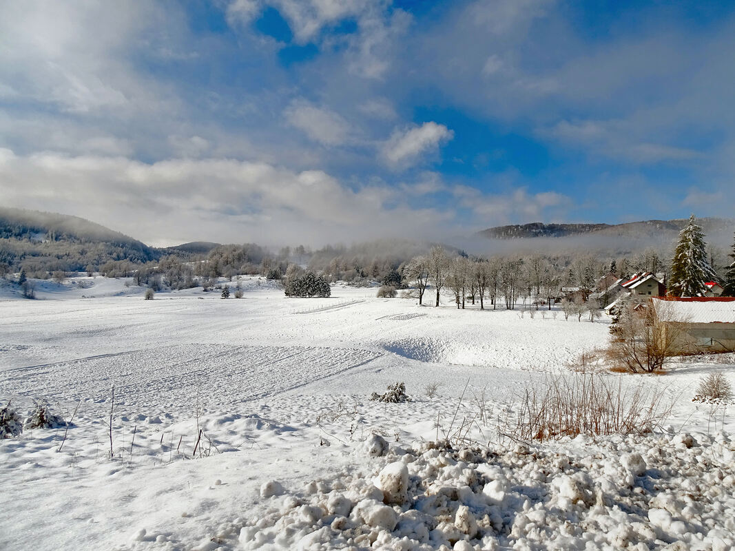 Južni dio polja, pod visovima Široki vrh i (1066 m) i Glavica (1012  m) u kome se smjestilo naselje Ravni Laz nosi naziv Ravnica.