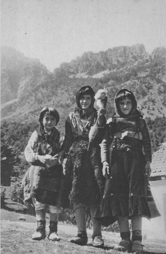Izvorni opis fotografije: Pastirice iz doline Thetha (sjeverna Albanija). U pozadini Shtogut (lijevo 2109 m.) i Vukalit (2231 m.). Izvorni opis na talijanskom: Pastorelle di Val Thethi (Nord Albania). Nello sfondo lo Shtogut (a sinistra 2109 m.) e il Vukalit (2231 m.); Autor: Piero Ghiglione, <i>Montagne d'Albania</i>. Tirana, 1941.