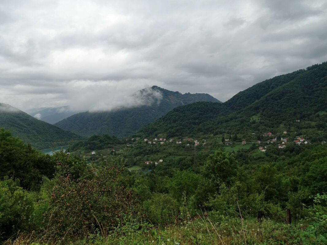 Pogled na selo Slatina pod obroncima Tovarnice i iznad Jablaničkog jezera