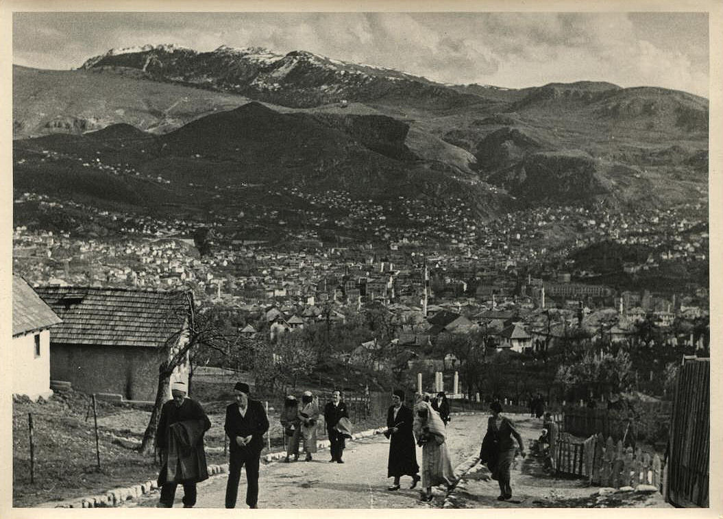 Pogled od Vrbanjuše, preko centra Sarajeva, na greben Trebevića