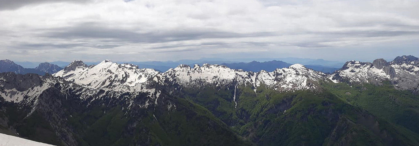 Panoramski pogled na jugozapadne vrhove grupe Troshanit, promatrane s vrha 