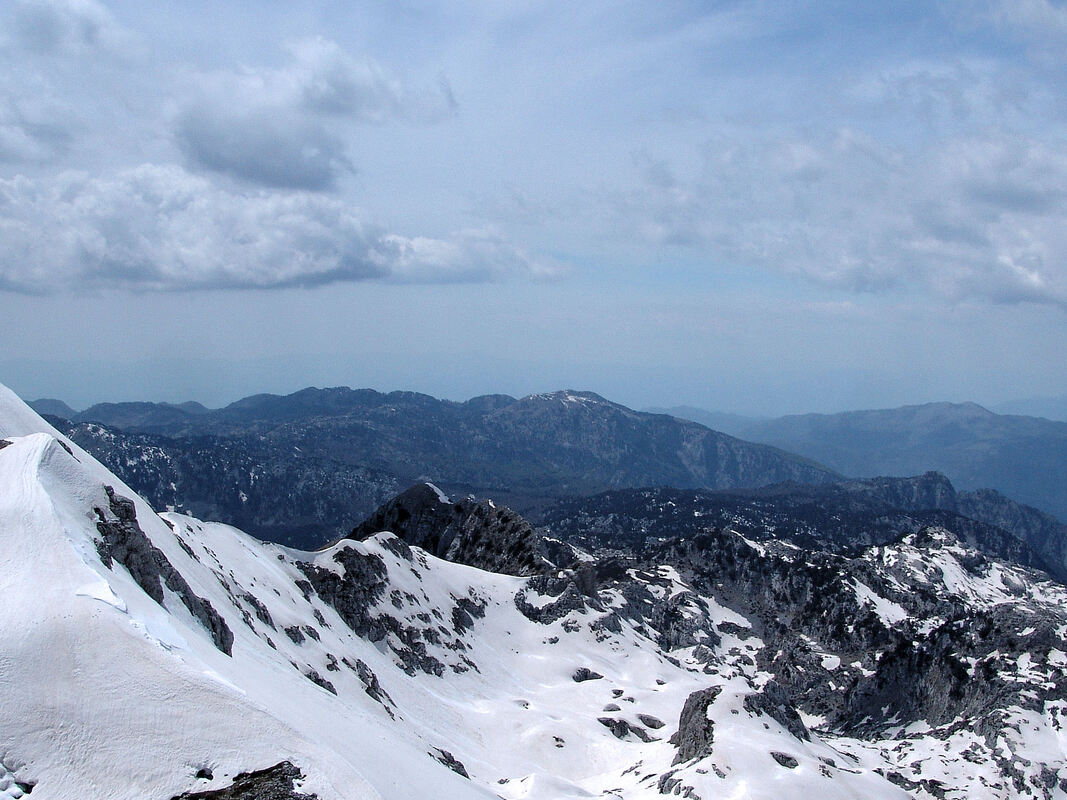 Pogled od vrha Irgut (Maja e Irgut) prema grebenu maje Tingllaces