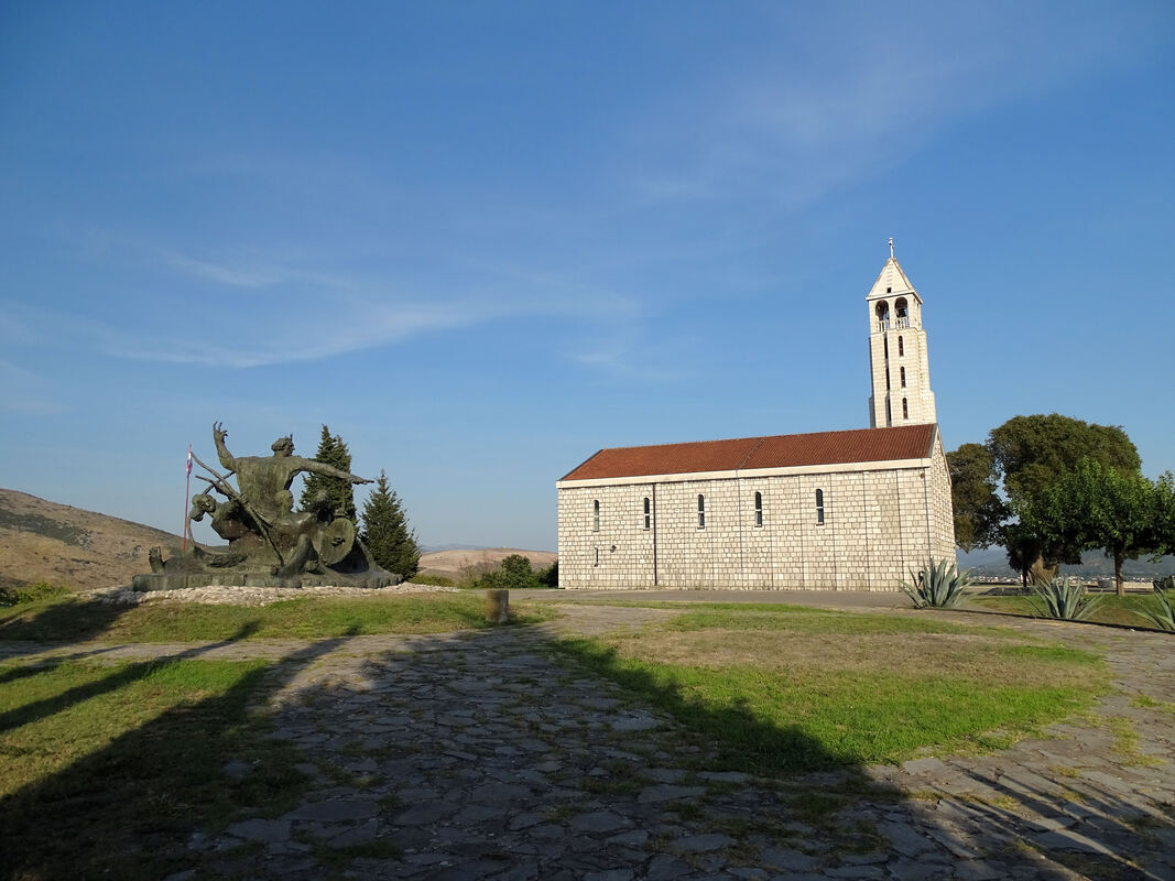 Plato brda sa župnom crkvom i spomenikom Domagojevi strijelci