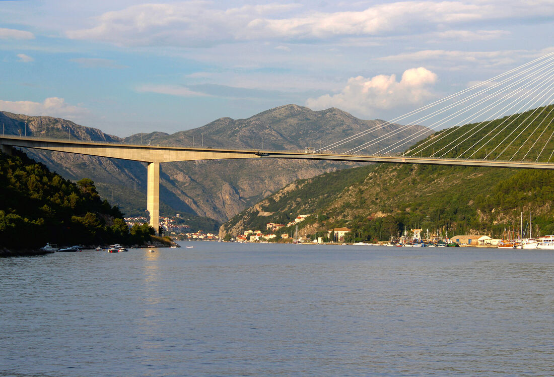 Most preko Rijeke Dubrovačke i Vlaštica  pozadini