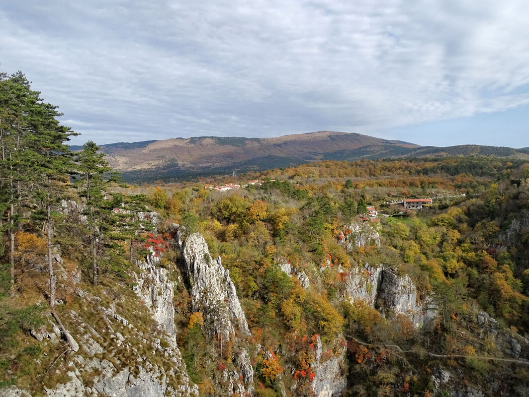 Pogled na Vremščicu s vidikovca iznad Male doline u Škocjanskim jamama