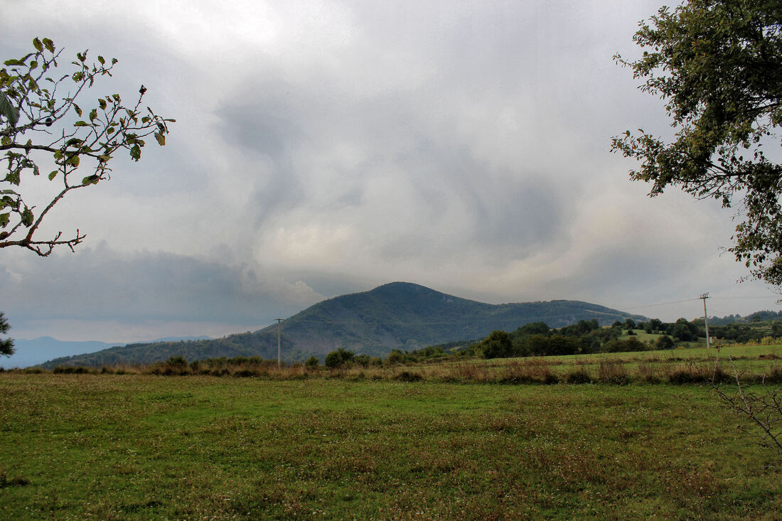 Vrh Sjenica (1113 m) koji dominira nad selom Boboljusci, drugi je po visini vrh na Vučjaku