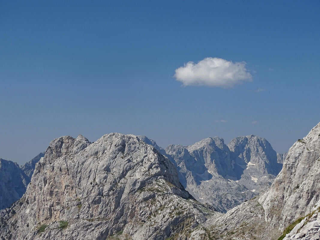 Vrh Vukalit, pogled s uspona na vrh Radohimës