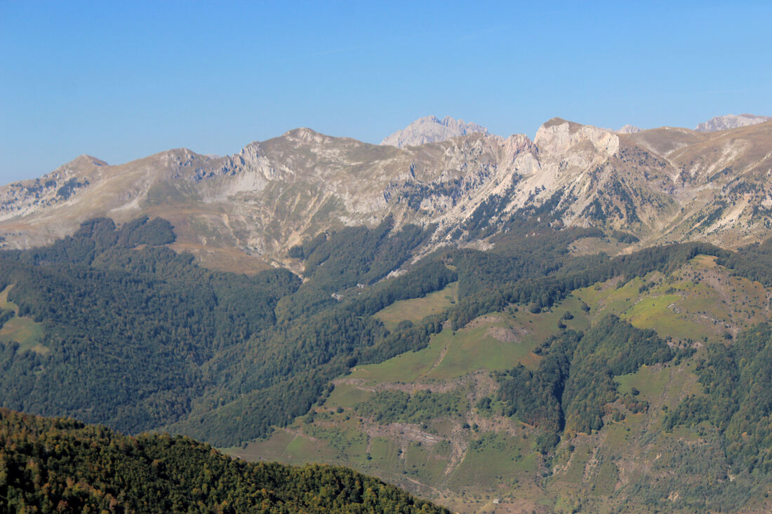 Tri vrha Planinice (lijevo) i Maja e Zabelit (desno), pogled iz smjera juga (od maje e Grebenit)