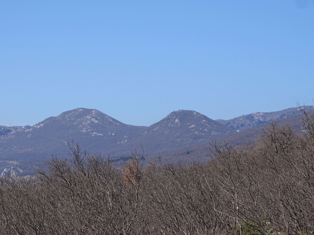Veli Tić (922m; lijevo) i Mali Tić (desno, 852 m)